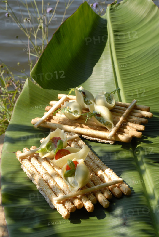 Buffet Robinson : conchiglione farcis sur radeau de gressins au sésame