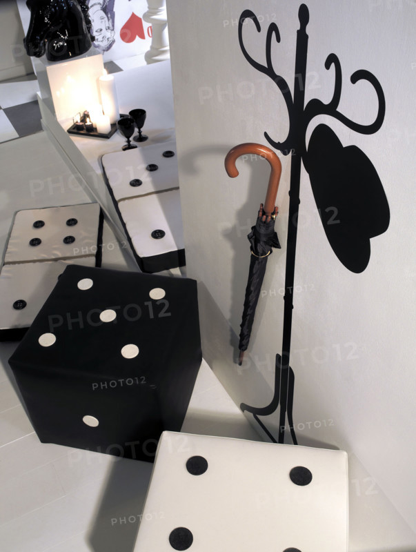 Faites vos jeux : mise en scène en noir et blanc