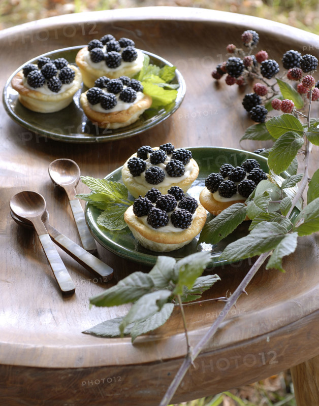 Buffet gaulois : petits gâteaux de mûres et crème de violette