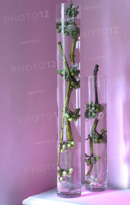 Repas en rose et vert : branchages et baies dans des vases