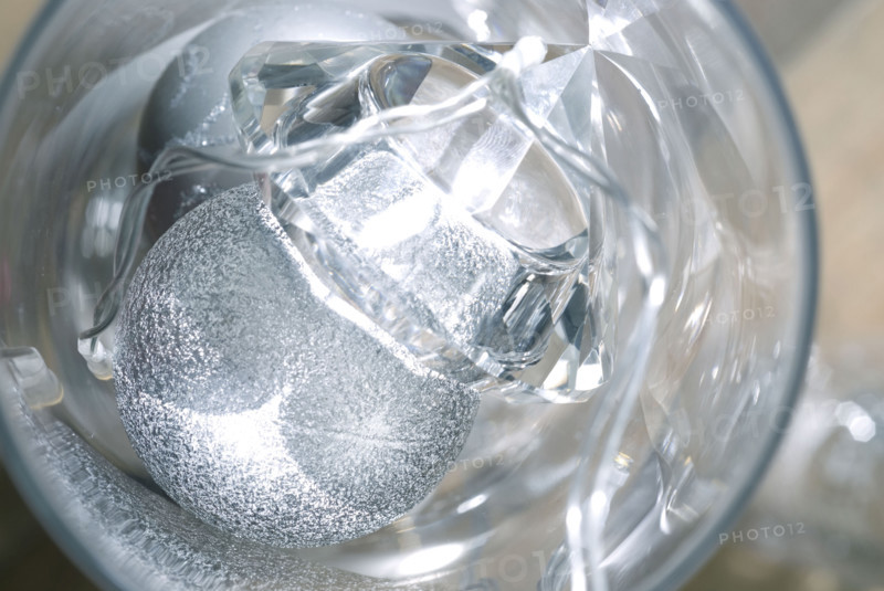Repas de Noël en strass, idée déco : boule transparente
