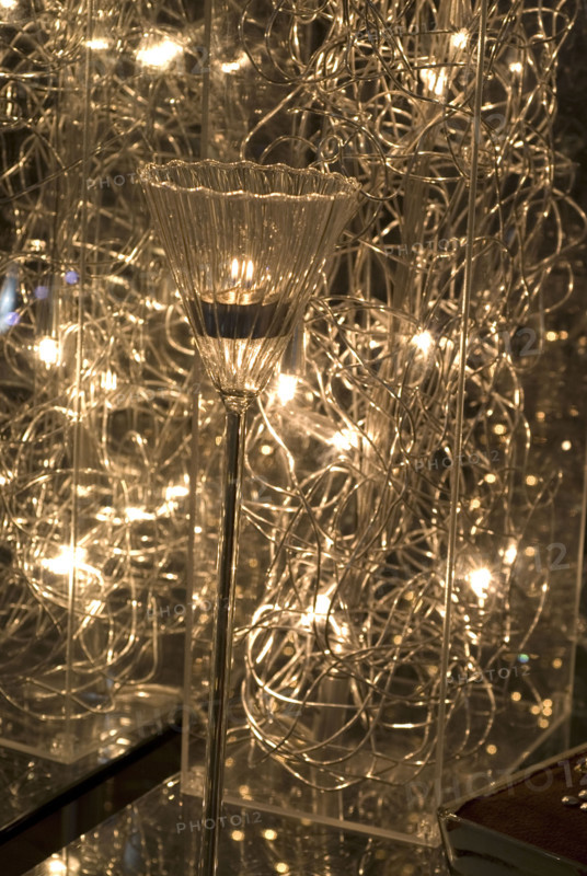 Repas de Noël en strass, idée déco : photophore et guirlandes lumineuses