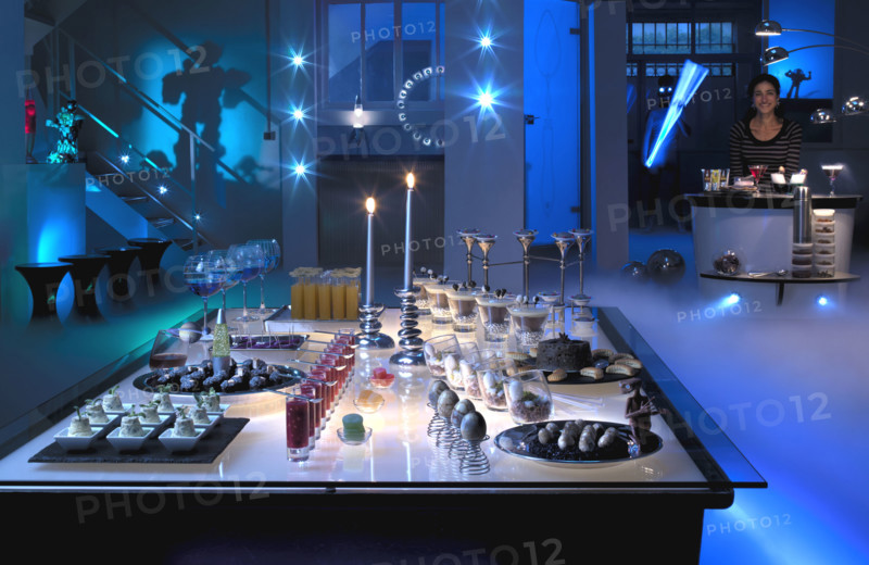 Dîner "Totally space" : installation du décor du buffet