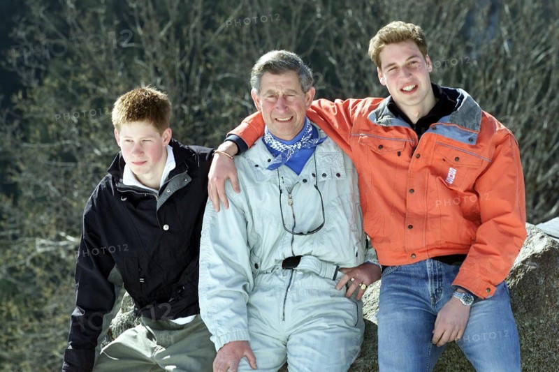 Le prince Charles entre ses deux fils Harry et William