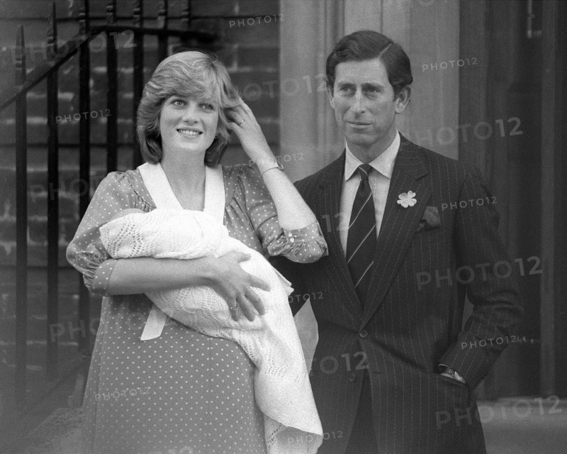 Prince William Collection 1982
Princess Diana & Prince Charles leave hospital 1982
with their baby son William
