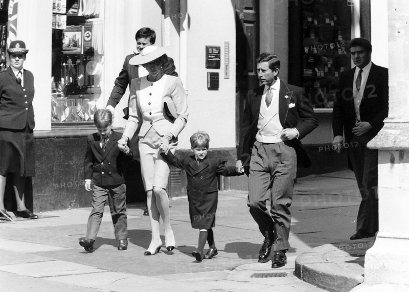 Le prince Charles, Lady Diana, prince William et prince Harry arrivant à la cérémonie de mariage de Sir Francis Brooke et Katherine Hussey