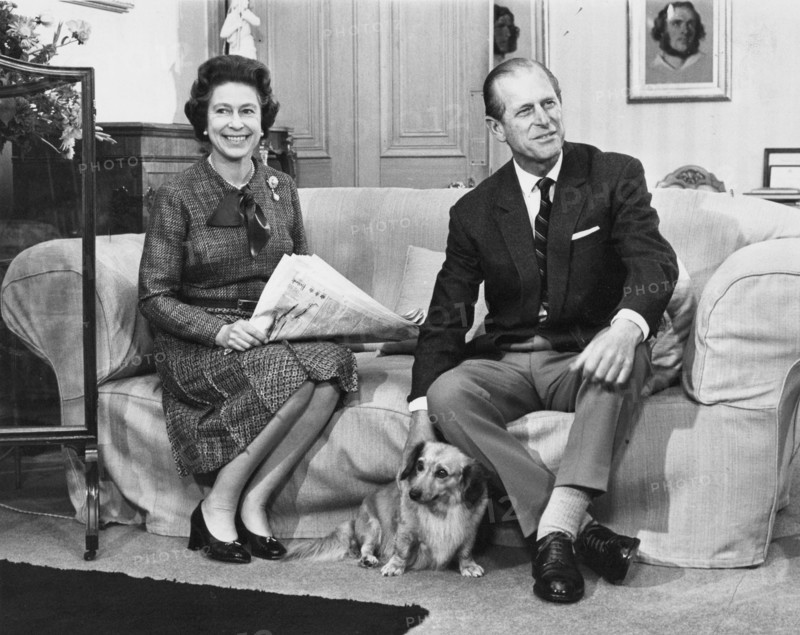La reine Elisabeth II et le prince Philip dans un salon du château de Balmoral