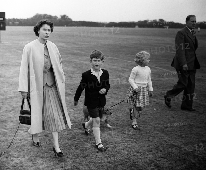 La reine Elisabeth II avec le prince Charles et la princesse Anne