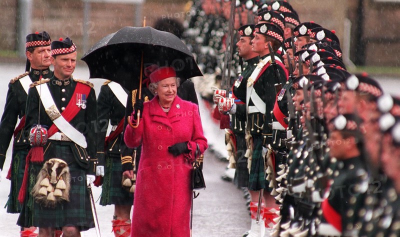 La reine Elisabeth II passant en revue la garde écossaise