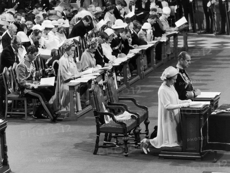 La reine Elisabeth II en prière