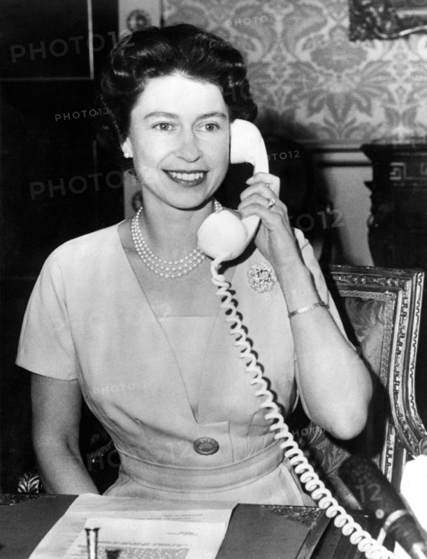 La reine Elisabeth II au téléphone avec le premier ministre du Canada M. Diefenbaker