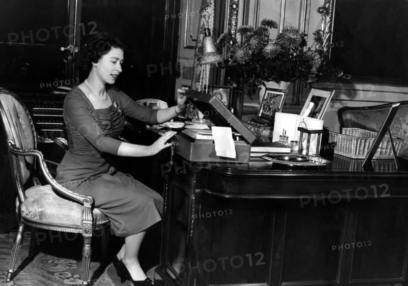 La reine Elisabeth II à son bureau au Palais de Buckingham