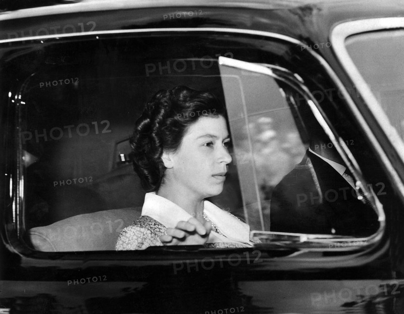 La princesse Elisabeth au volant de sa voiture