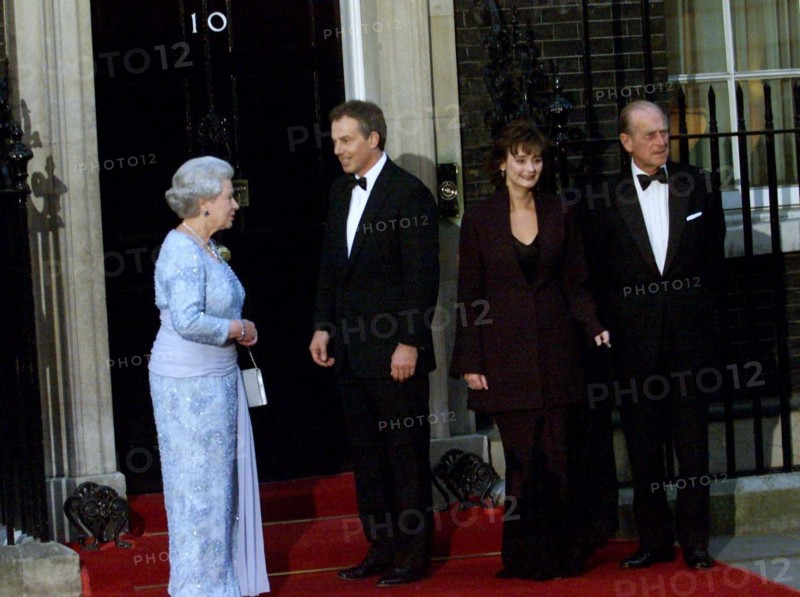 La reine Elisabeth II arrivant au 10 Downing Street