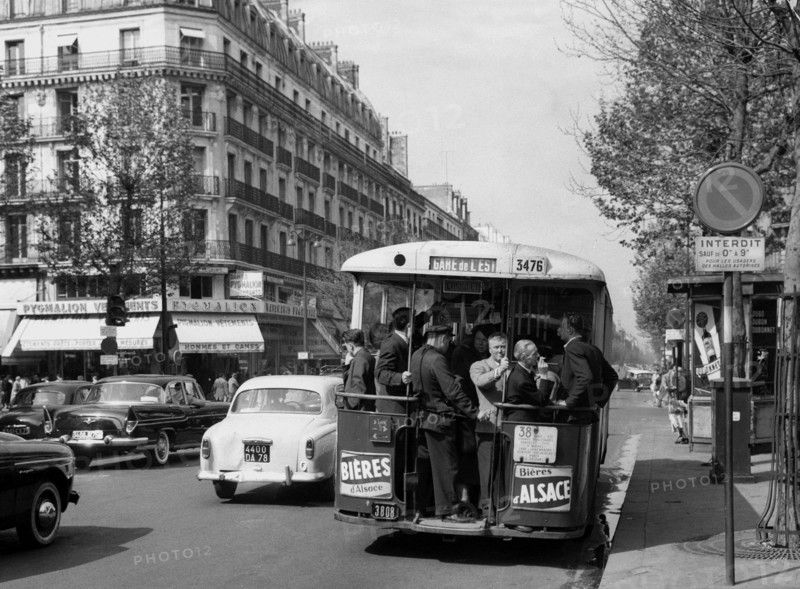 Parisiens attendant le bus