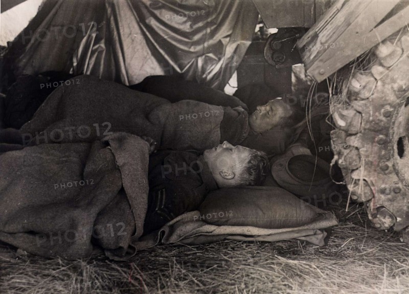 Soldats britanniques se reposant en juin 1944