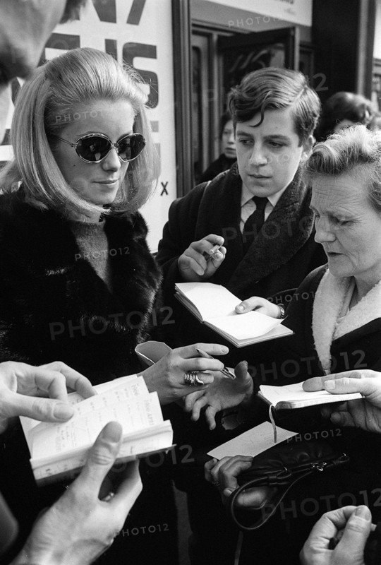 Catherine Deneuve march 1966
Signs autograph while leaving the theatre after the rehearsal for the Royal Film Show.