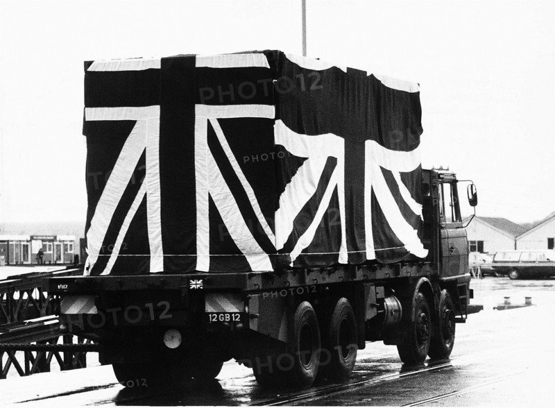 Camion funéraire quittant Southampton