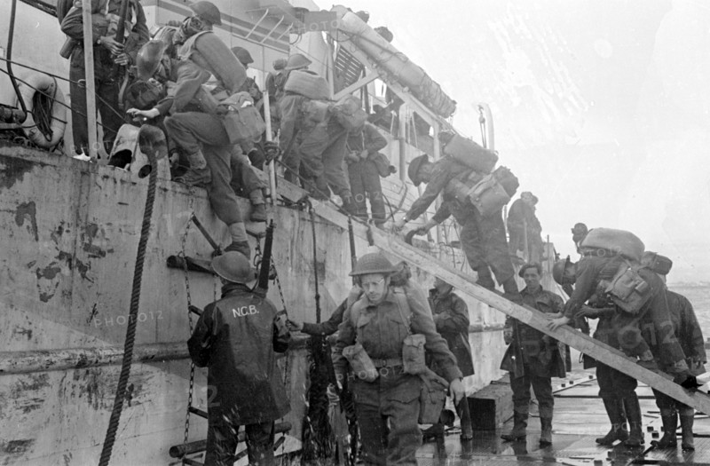 Renforts britanniques débarquant sur Gold Beach