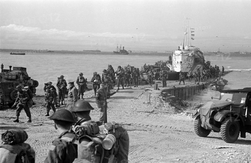 Renforts britanniques débarquant sur Gold Beach