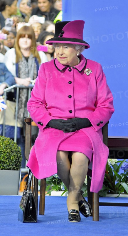 La reine Elisabeth II assistant à un défilé de mode