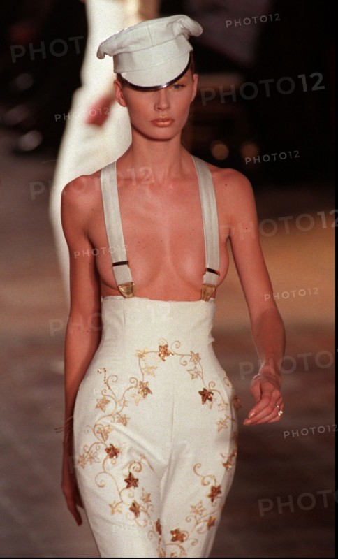 Défilé de mode Givenchy à Paris, 1996
