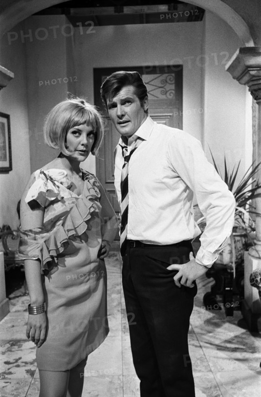 Tournage de la série "Le Saint" avec Roger Moore et Aimi MacDonald