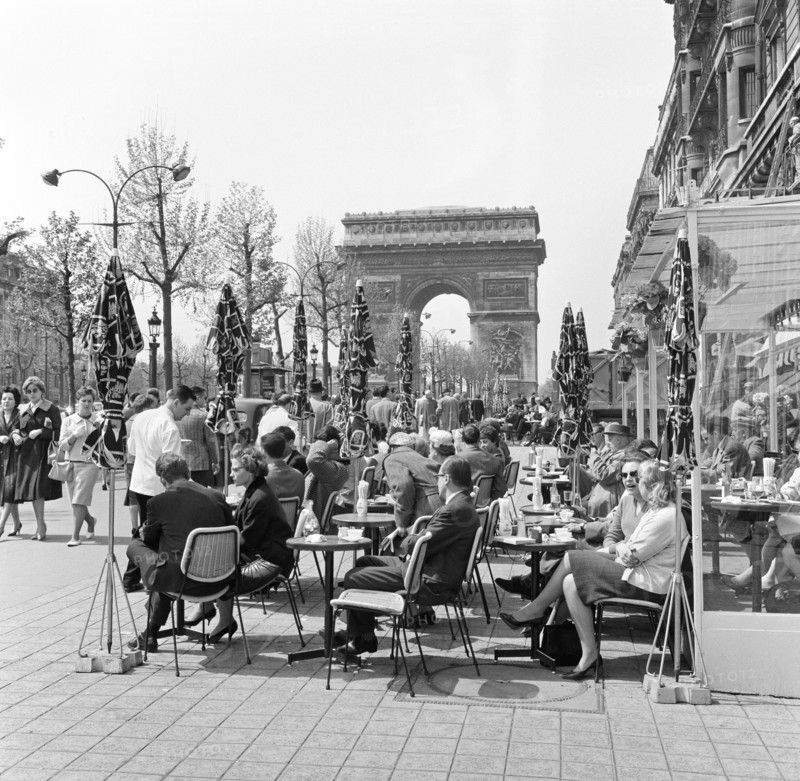 Champs-Elysées à Paris, en 1960