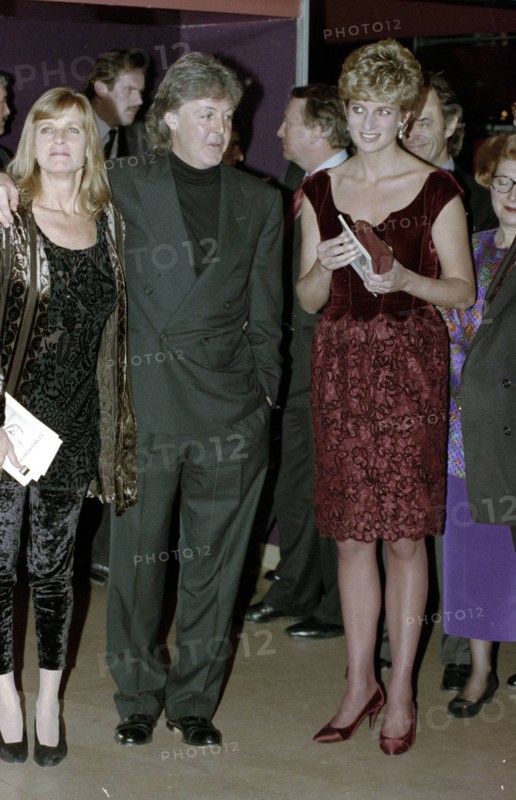 Princess Diana meeting Paul McCartney and his wife Linda after a performance of his Oratorio at a concert hall in Lille, France.
15th November 1992.