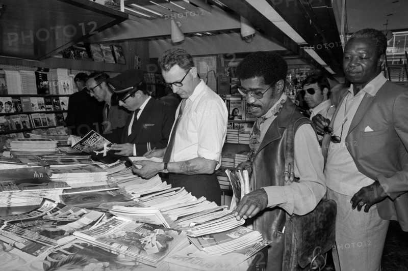 Sammy Davis Jnr at Heathrow before flying out to Tel Aviv, without his gun which was held by customs when he arrived in the UK.
19th July 1969.
Z7062-9a