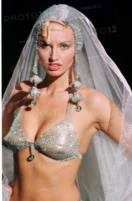 Adriana Karembeu en Paco Rabanne, 1999