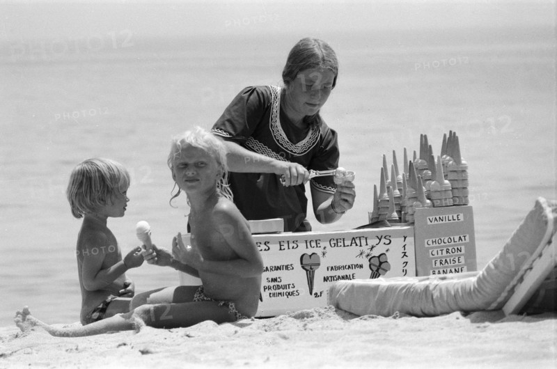GV Saint-Tropez, France, Tuesday 17th June 1975, Children eating ice cream on beach.

Saint-Tropez is a coastal town on the French Riviera, South Eastern France.
