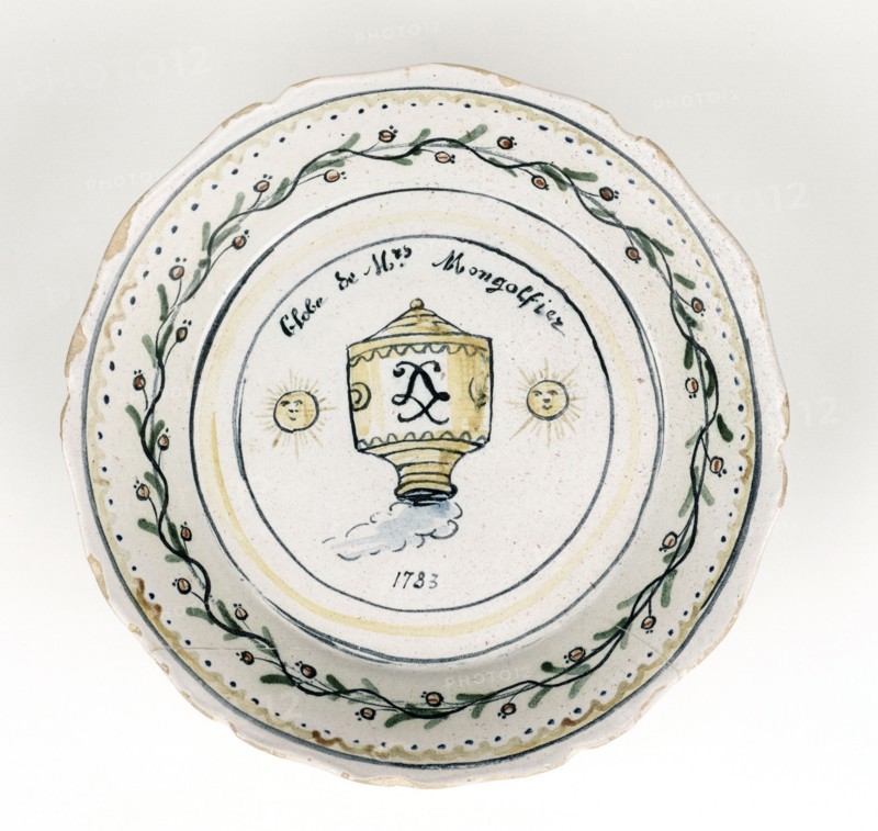 Plate with the Montgolfier brothers' balloon