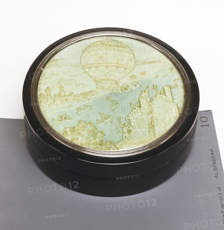 Box commemorating the first human flight by balloon