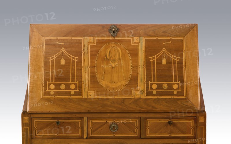 Sloped desk inlaid with hot-air balloon design