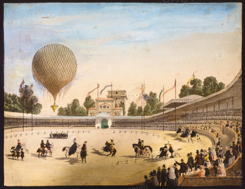 Montgolfière au-dessus d'un hippodrome