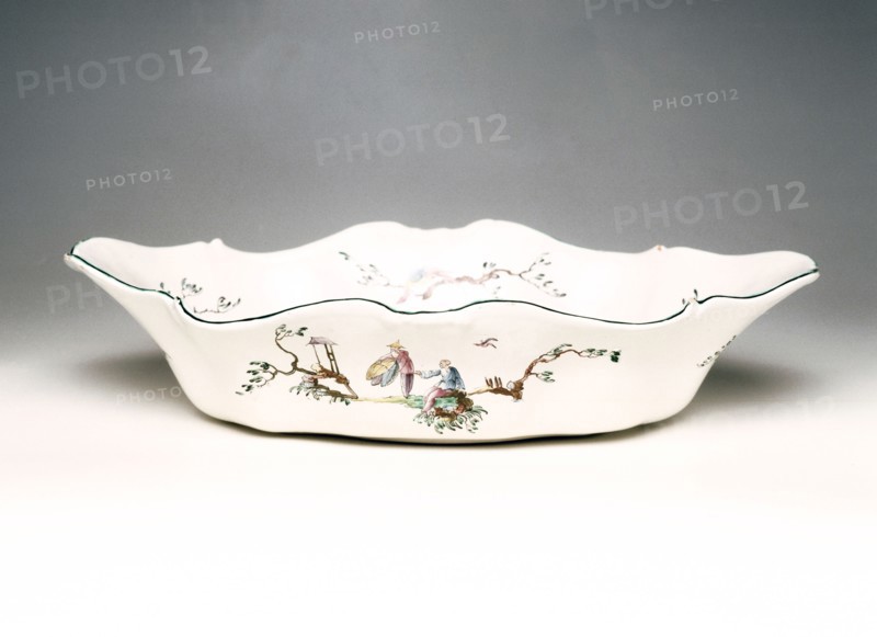 Basin decorated with "aux  Chinois astronomes" design, made by Veuve Perrin