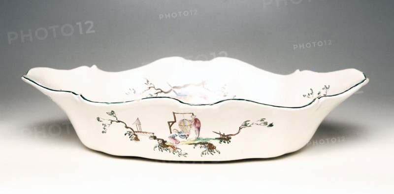 Bassin au décor dit "aux  Chinois astronomes" de la manufacture de la Veuve Perrin
