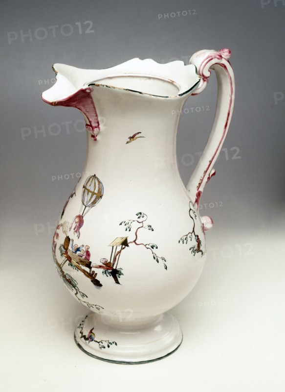 Aiguière au décor dit "aux  Chinois astronomes" de la manufacture de la Veuve Perrin
