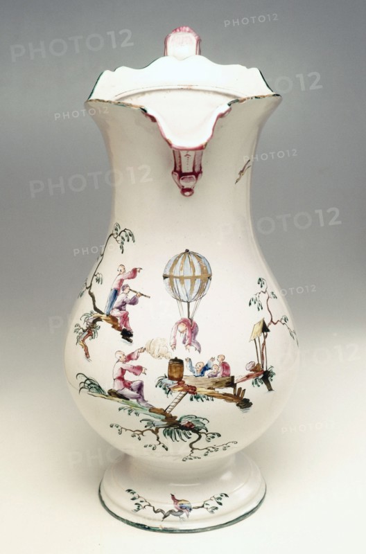 Aiguière au décor dit "aux  Chinois astronomes" de la manufacture de la Veuve Perrin