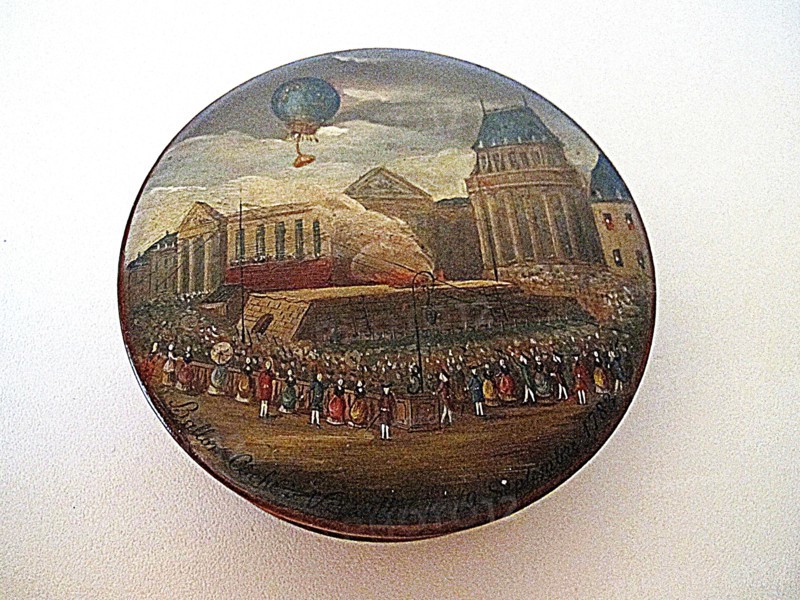 Boîte évoquant le 1er vol habité en montgolfière à Versailles le 19 septembre 1783