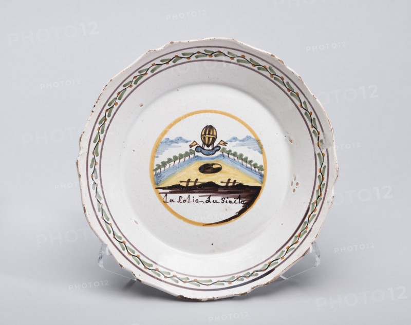 Assiette avec décor dit "au jardin des Tuileries"
