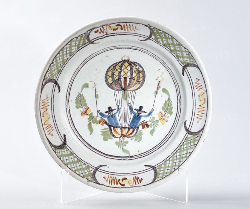 Plat avec décor au ballon
