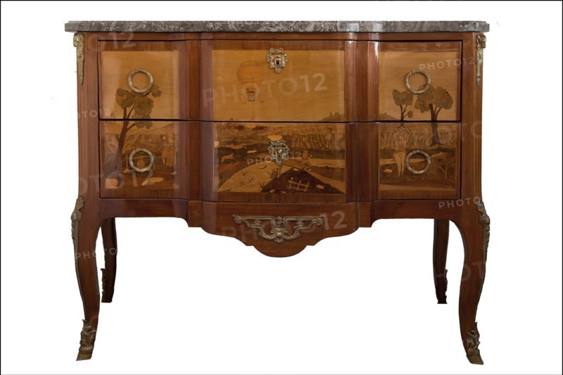 Commode marquetée avec un décor au ballon à air chaud