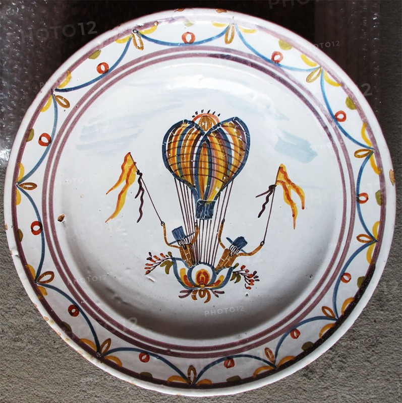 Plat avec décor au ballon