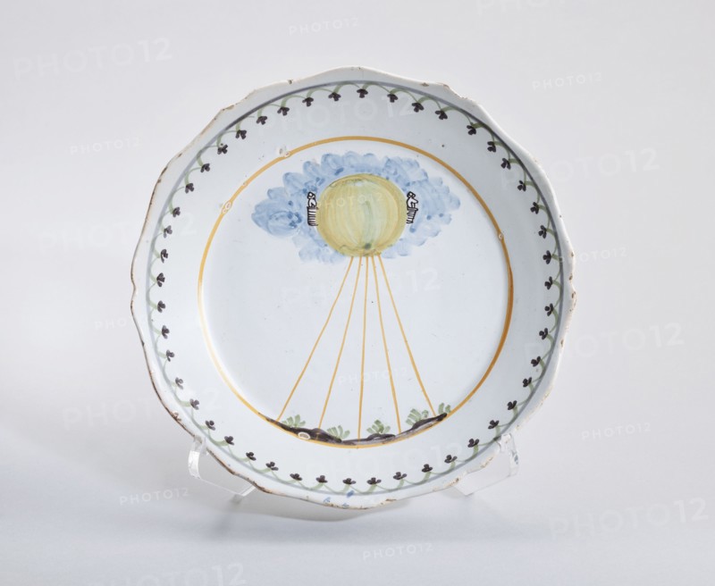 Assiette avec un curieux ballon pour observer la Terre