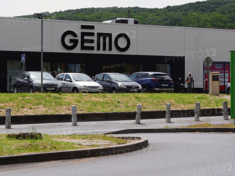 France - Suburb - Shopping area
