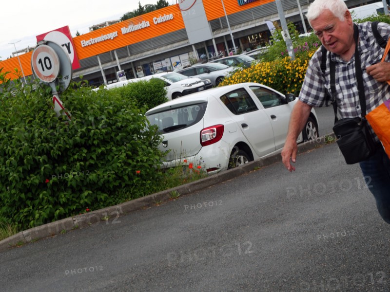 France - Suburb - Shopping area