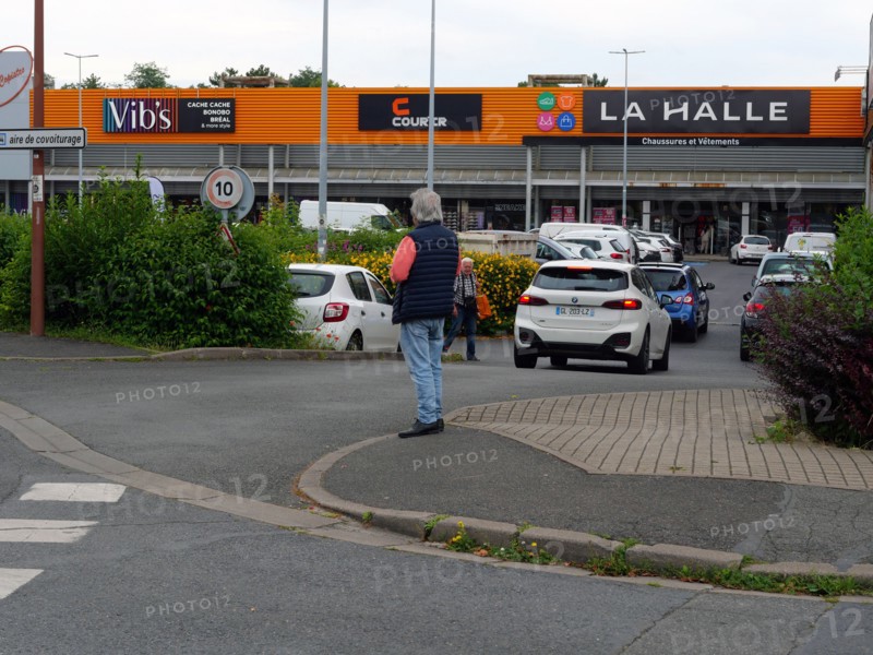 France - Banlieue - Zone commerciale