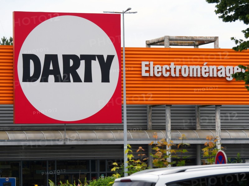 France - Suburb - Shopping area